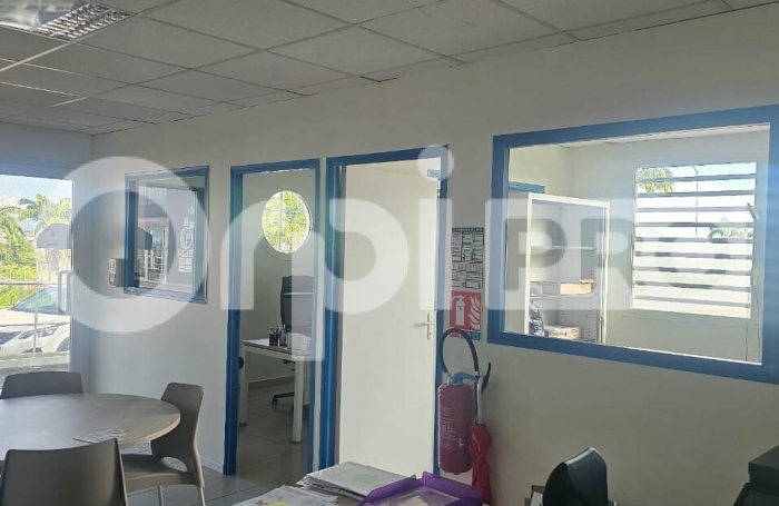 Local rdc d'environ 71 m&sup2;  &agrave; Jarry