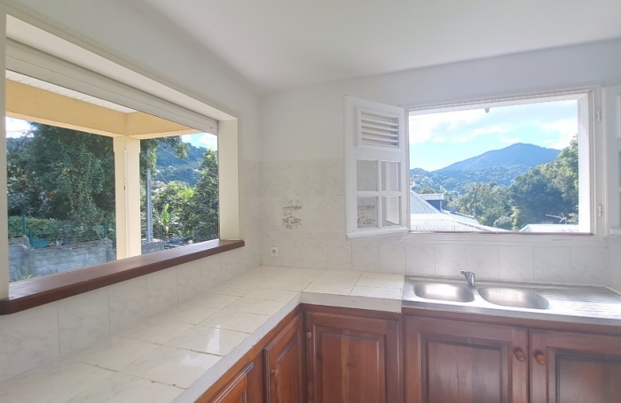 GOURBEYRE- maison individuelle T4 , terrasse et jardin clôturé