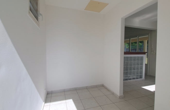 GOURBEYRE- maison individuelle T4 , terrasse et jardin clôturé