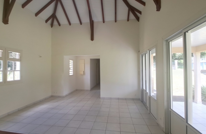 GOURBEYRE- maison individuelle T4 , terrasse et jardin clôturé