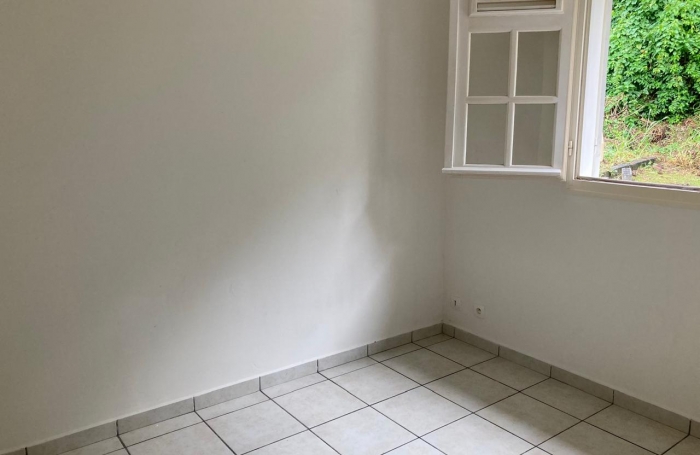 GOURBEYRE- maison individuelle T4 , terrasse et jardin clôturé