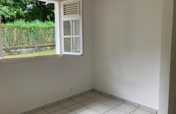 GOURBEYRE- maison individuelle T4 , terrasse et jardin clôturé