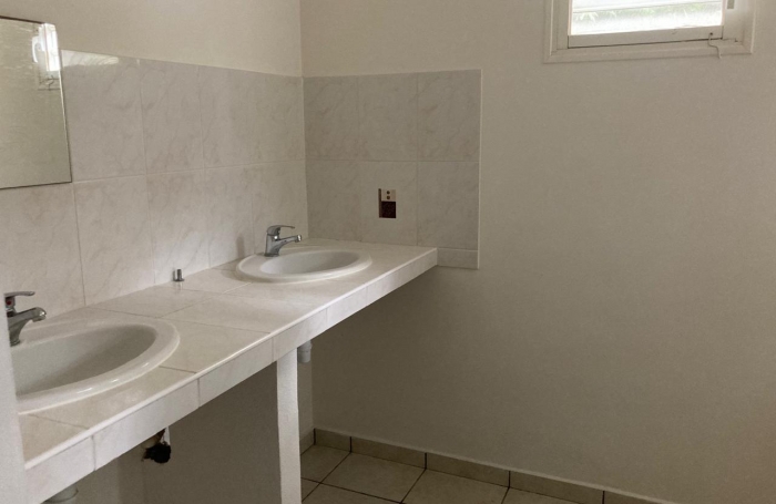 GOURBEYRE- maison individuelle T4 , terrasse et jardin clôturé