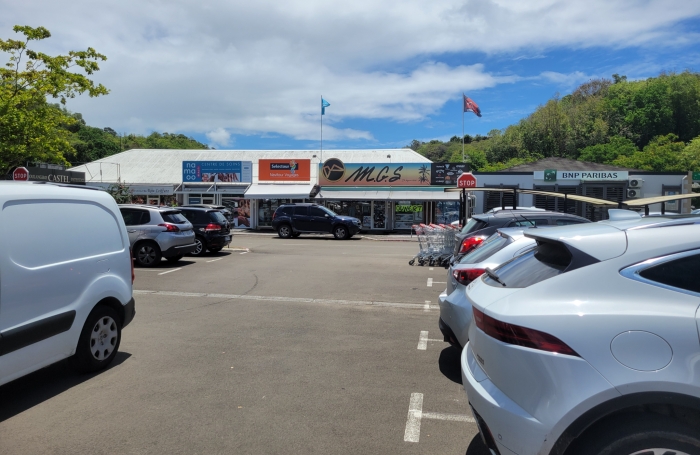 Emplacement génial : face au centre LECLERC un local de 57 m2 + terrasse 35 m2