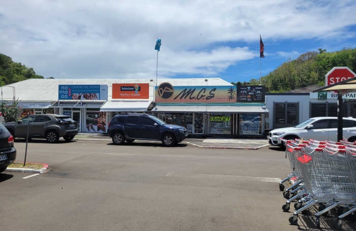 Emplacement génial : face au centre LECLERC un local de 57 m2 + terrasse 35 m2