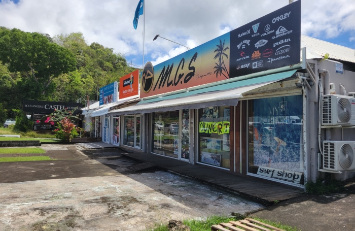 Emplacement génial : face au centre LECLERC un local de 57 m2 + terrasse 35 m2