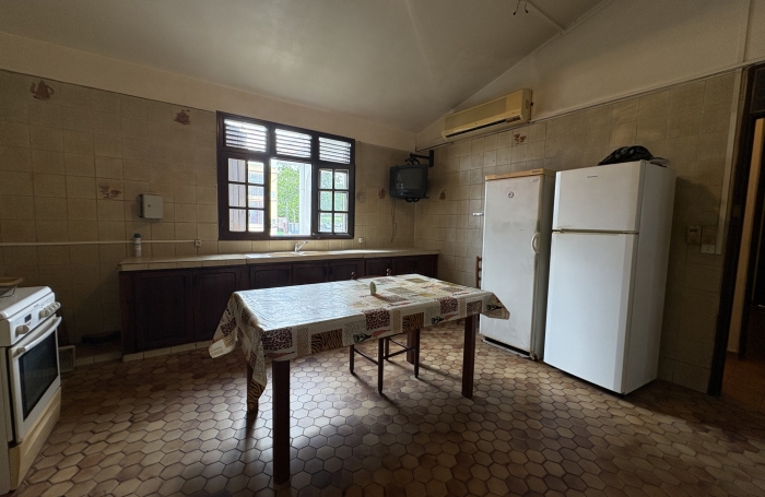 LOCAL PROFESSIONNEL AVENUE PATRICK SAINT ELOI LES ABYMES