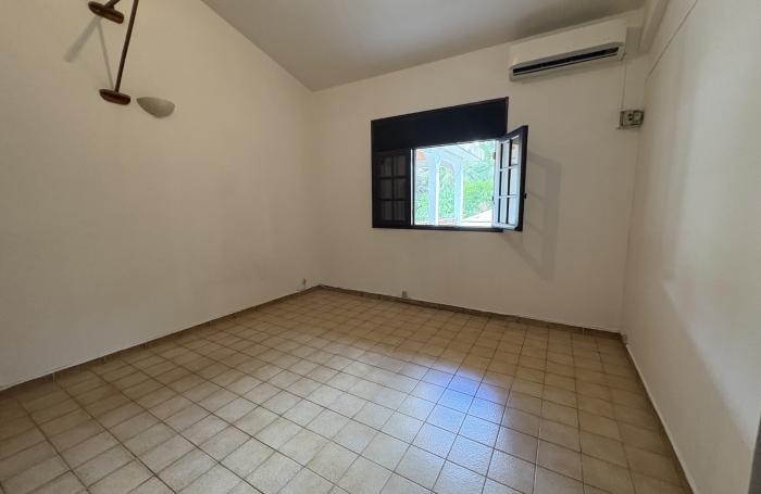 LOCAL PROFESSIONNEL AVENUE PATRICK SAINT ELOI LES ABYMES