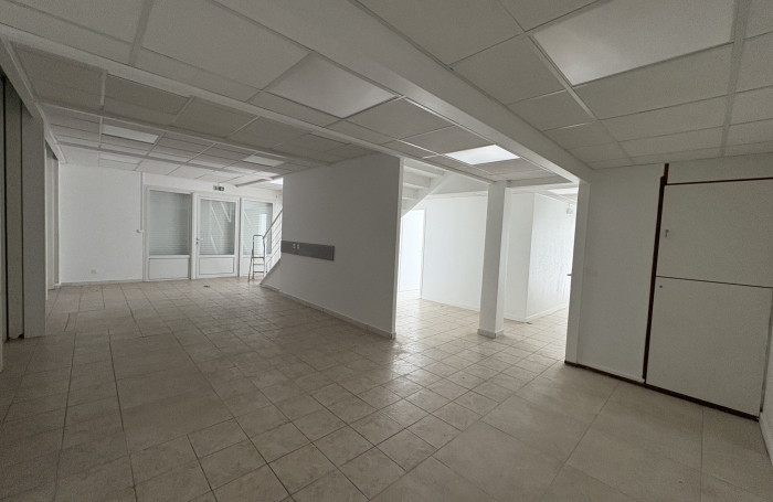 LOCAL COMMERCIAL 200M2  ZONE ARNOUVILLE