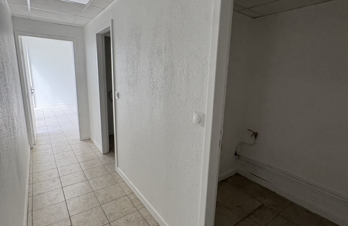 LOCAL COMMERCIAL 200M2  ZONE ARNOUVILLE