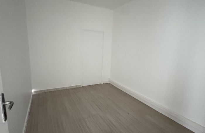 LOCAL COMMERCIAL 200M2  ZONE ARNOUVILLE