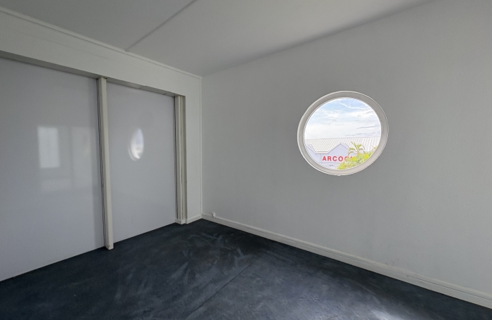 LOCAL COMMERCIAL 200M2  ZONE ARNOUVILLE