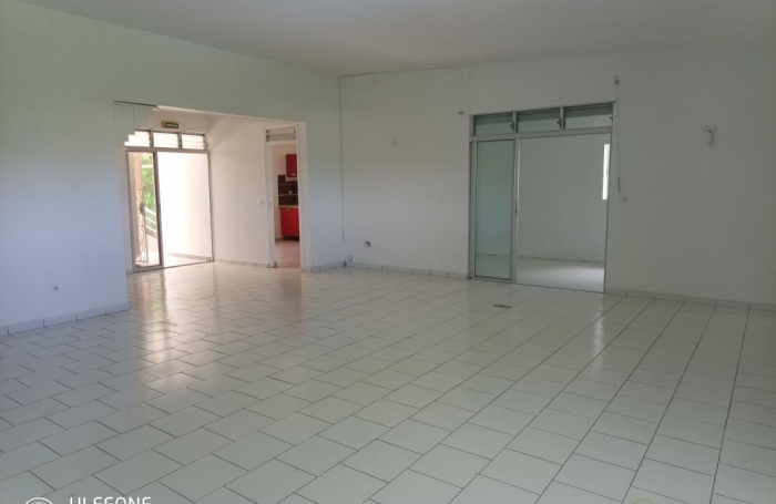 Location Maison 200m&sup2; 10 pi&#232;ces Gosier