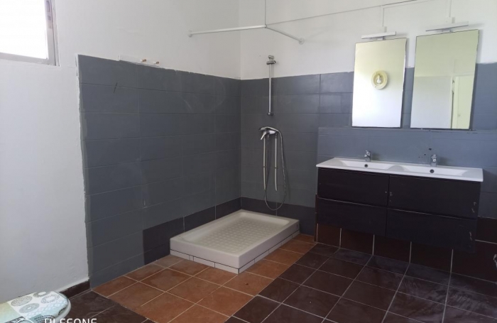 Location Maison 200m&sup2; 10 pi&#232;ces Gosier