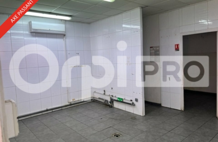 Local commercial d'environ 61 m²