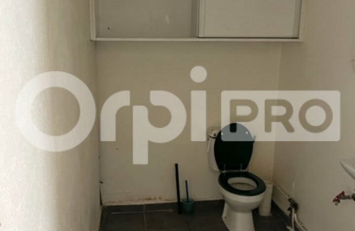 Local commercial d'environ 61 m²