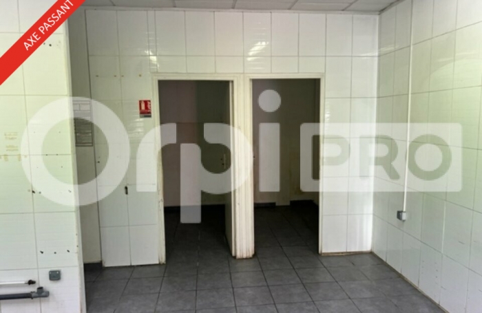 Local commercial d'environ 61 m²