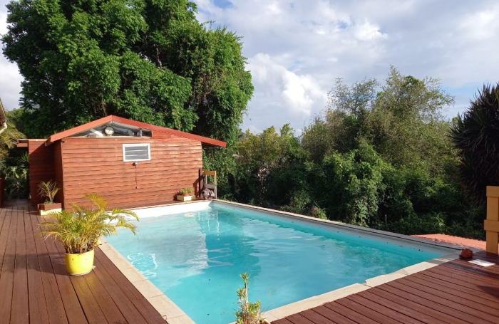 Saint-Claude, Villa T5 Piscine, Studio et Bungalow