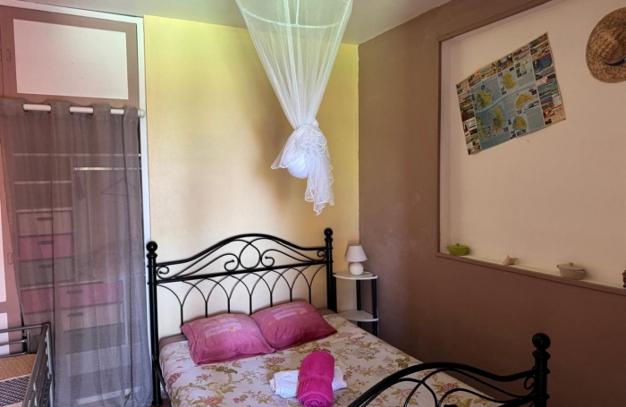 Saint-Claude, Villa T5 Piscine, Studio et Bungalow