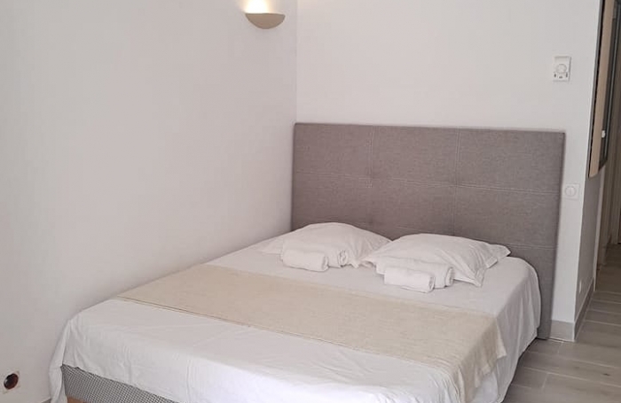 APPARTEMENT ANSE DES ROCHERS JOLIE VUE MER ET PISCINE