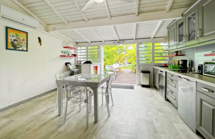 Rare T3 sur Jardin. Résidence fermée avec piscines. Accès marina.