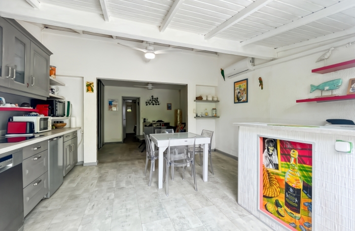 Rare T3 sur Jardin. Résidence fermée avec piscines. Accès marina.