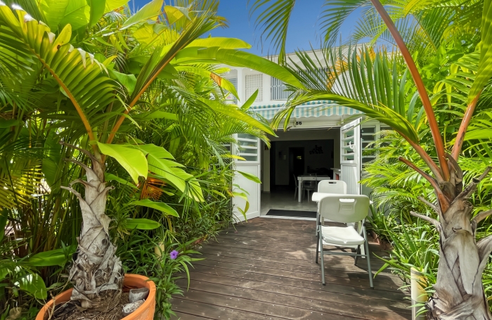 Rare T3 sur Jardin. Résidence fermée avec piscines. Accès marina.