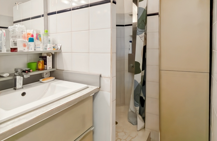 Rare T3 sur Jardin. Résidence fermée avec piscines. Accès marina.