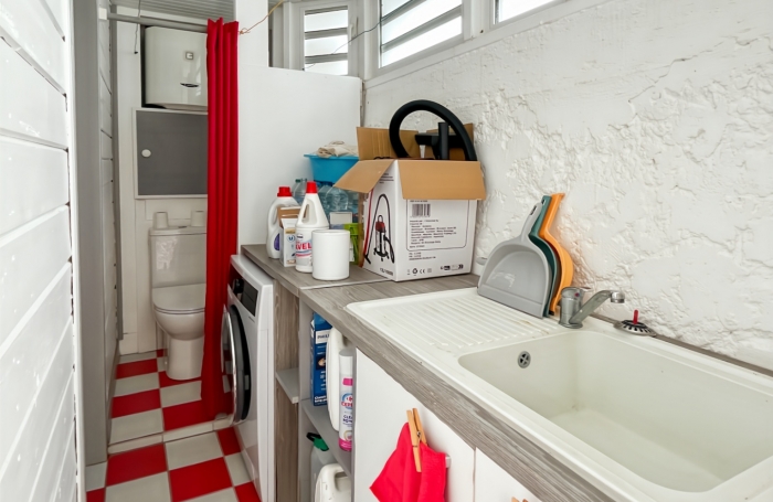 Rare T3 sur Jardin. Résidence fermée avec piscines. Accès marina.