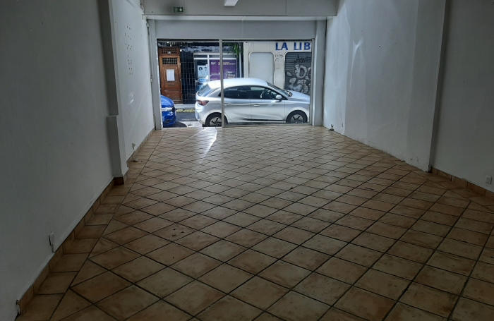 Local commercial de 73 m2  Bourg POINTE à PITRE