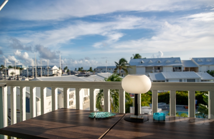 Charmant duplex meublé   Vue marina & piscine.