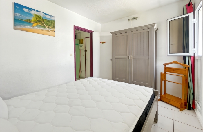 T2 meublé lumineux avec terrasse   Vue parc, marina et piscine