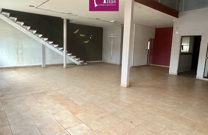 &Agrave; LOUER LOCAL COMMERCIAL DE 260 M2 DANS LA ZAC DE NOLIVIER &Agrave; STE-ROSE