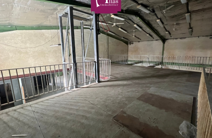 &Agrave; louer   D&eacute;p&ocirc;t de 400 m2 avec mezzanine   Zone strat&eacute;gique de Petit-P&eacute;rou