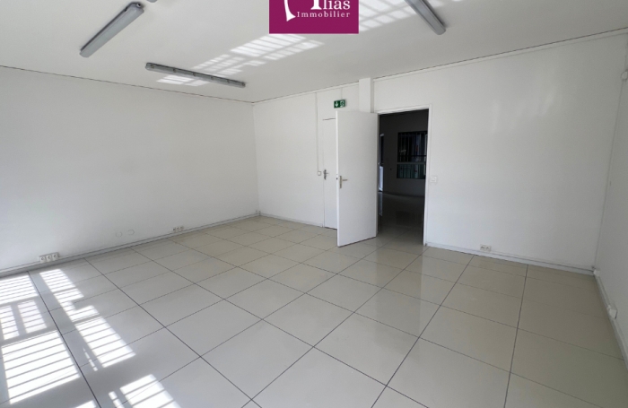 &Agrave; louer - Local de 85m2 - Premier &eacute;tage - Jarry