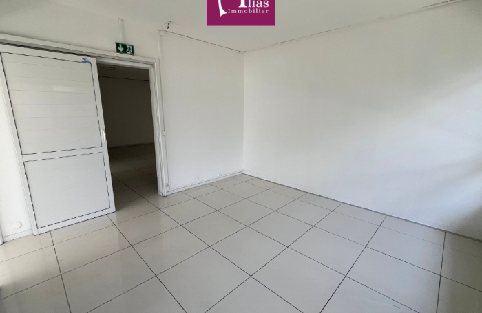 &Agrave; louer - Local de 85m2 - Premier &eacute;tage - Jarry