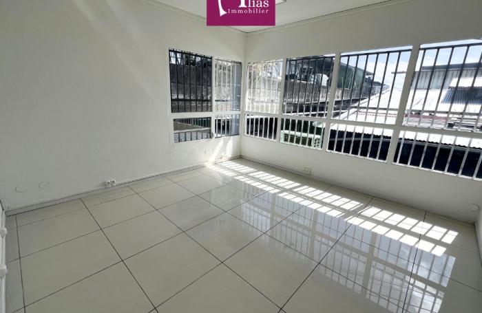 &Agrave; louer - Local de 85m2 - Premier &eacute;tage - Jarry