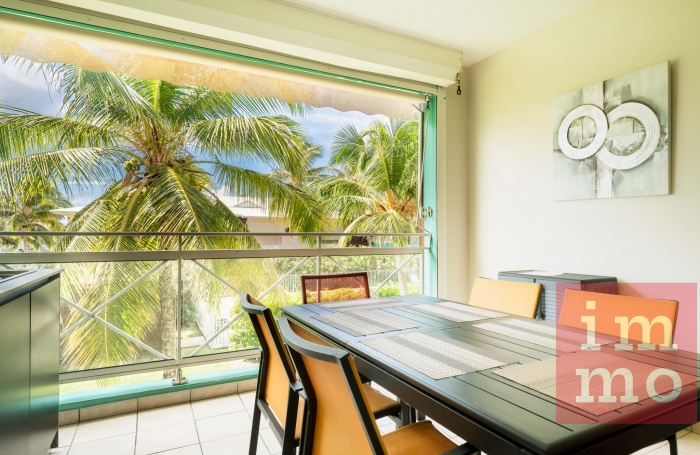 RARE appartement 3 chambres   Vue piscine, jardin et petite vue mer. Accès plage.