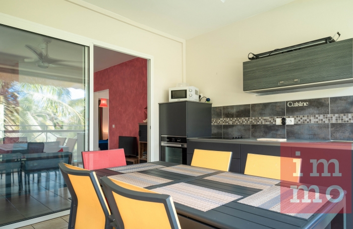 RARE appartement 3 chambres   Vue piscine, jardin et petite vue mer. Accès plage.