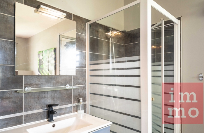 RARE appartement 3 chambres   Vue piscine, jardin et petite vue mer. Accès plage.