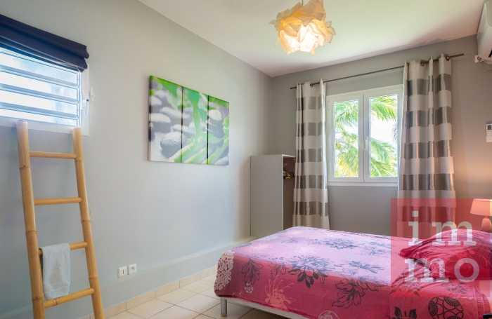 RARE appartement 3 chambres   Vue piscine, jardin et petite vue mer. Accès plage.