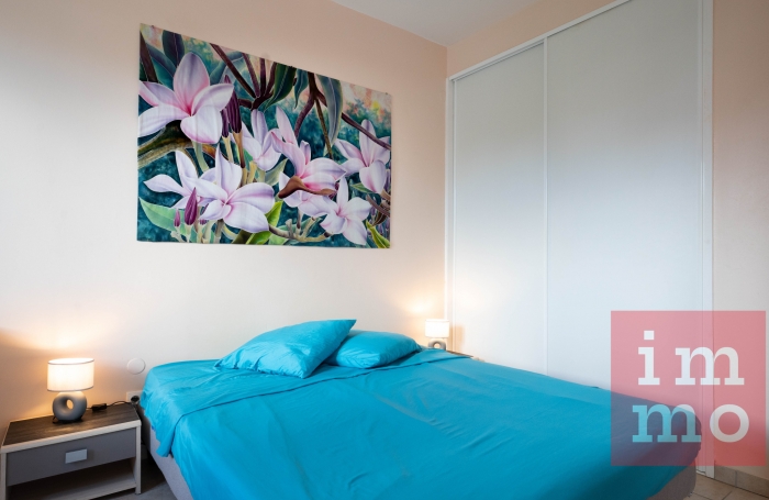 RARE appartement 3 chambres   Vue piscine, jardin et petite vue mer. Accès plage.