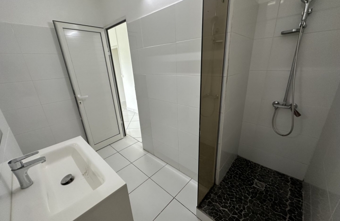 Location Appartement 104.16m² 5 pièces Les Abymes