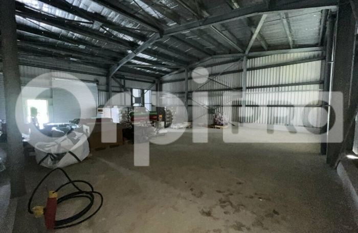 Louez un entrepôt au centre de petit-mérou avec Orpi Boutarel.