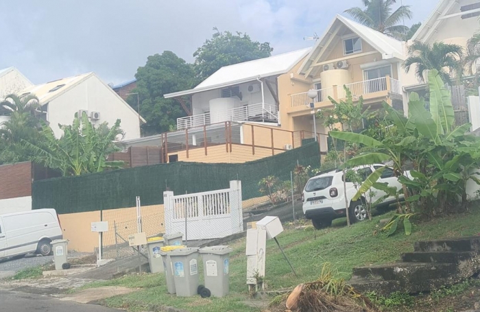 Belle villa récente T5 meublée avec piscine et vue mer