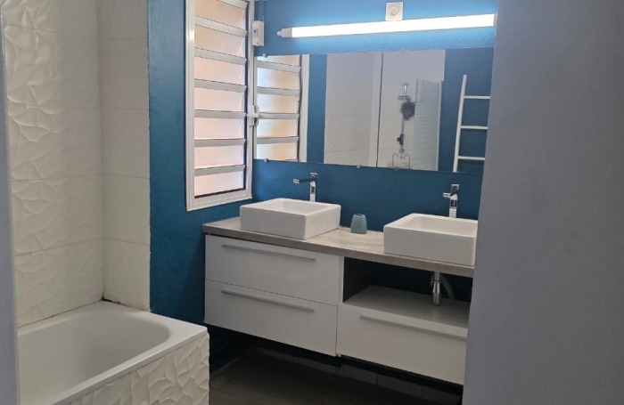 Belle villa récente T5 meublée avec piscine et vue mer