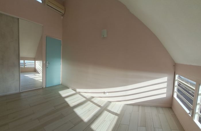 À louer : Charmant Duplex meublé  Centre-ville de Basse-Terre