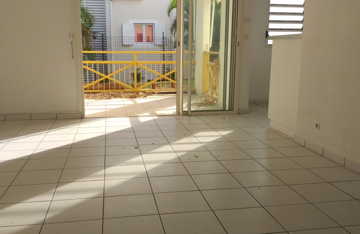 SAINT CLAUDE Appartement T3 à rénover, Résidence sécurisée