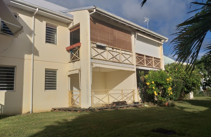 SAINT CLAUDE Appartement T3 à rénover, Résidence sécurisée