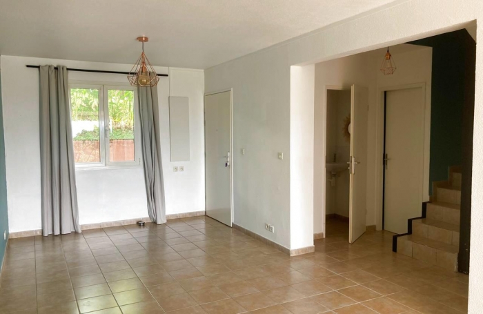 GOURBEYRE T4 DUPLEX RÉNOVÉ   Résidence avec Piscine, jardinet privatif et vue exceptionnelle sur les Saintes